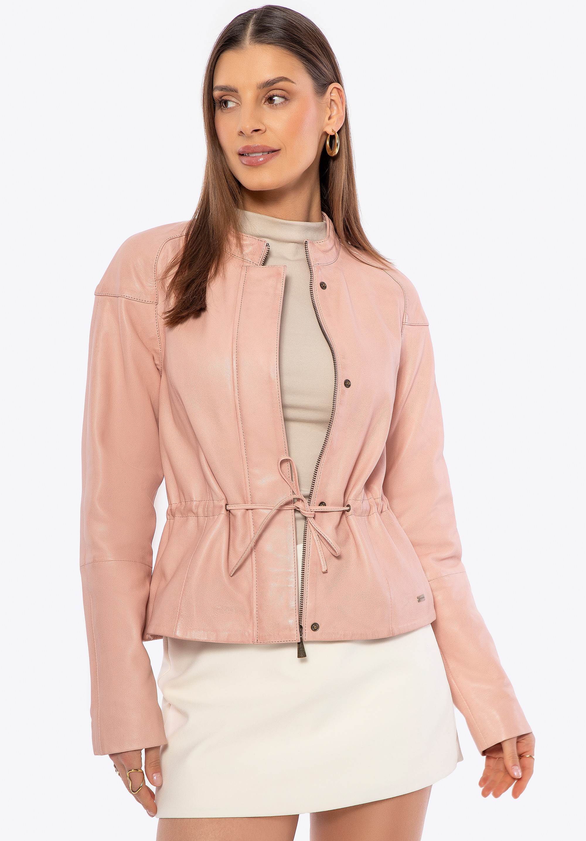 Damska kurtka skórzana z paskiem w talii różowa