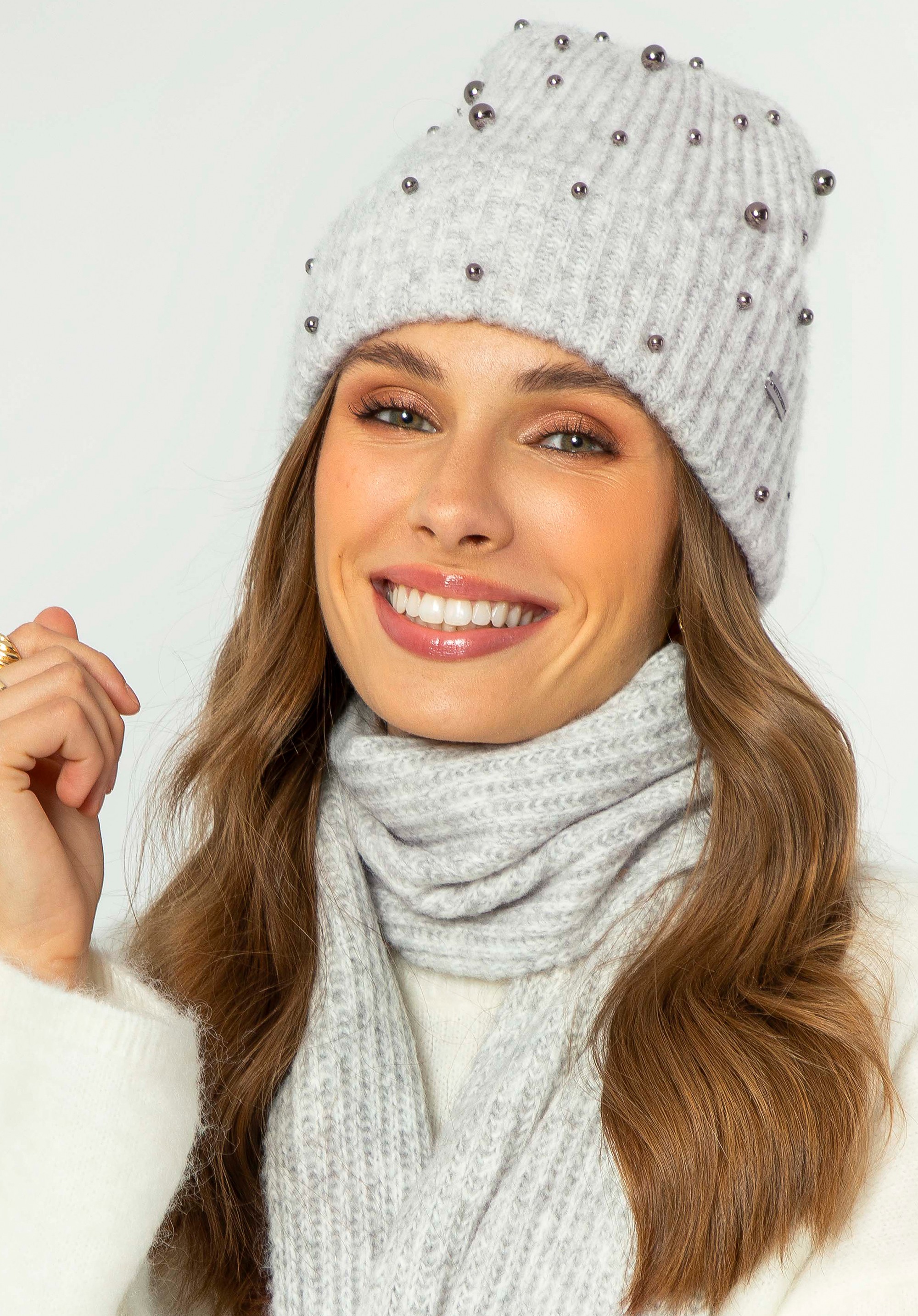 Damska czapka w koraliki szara