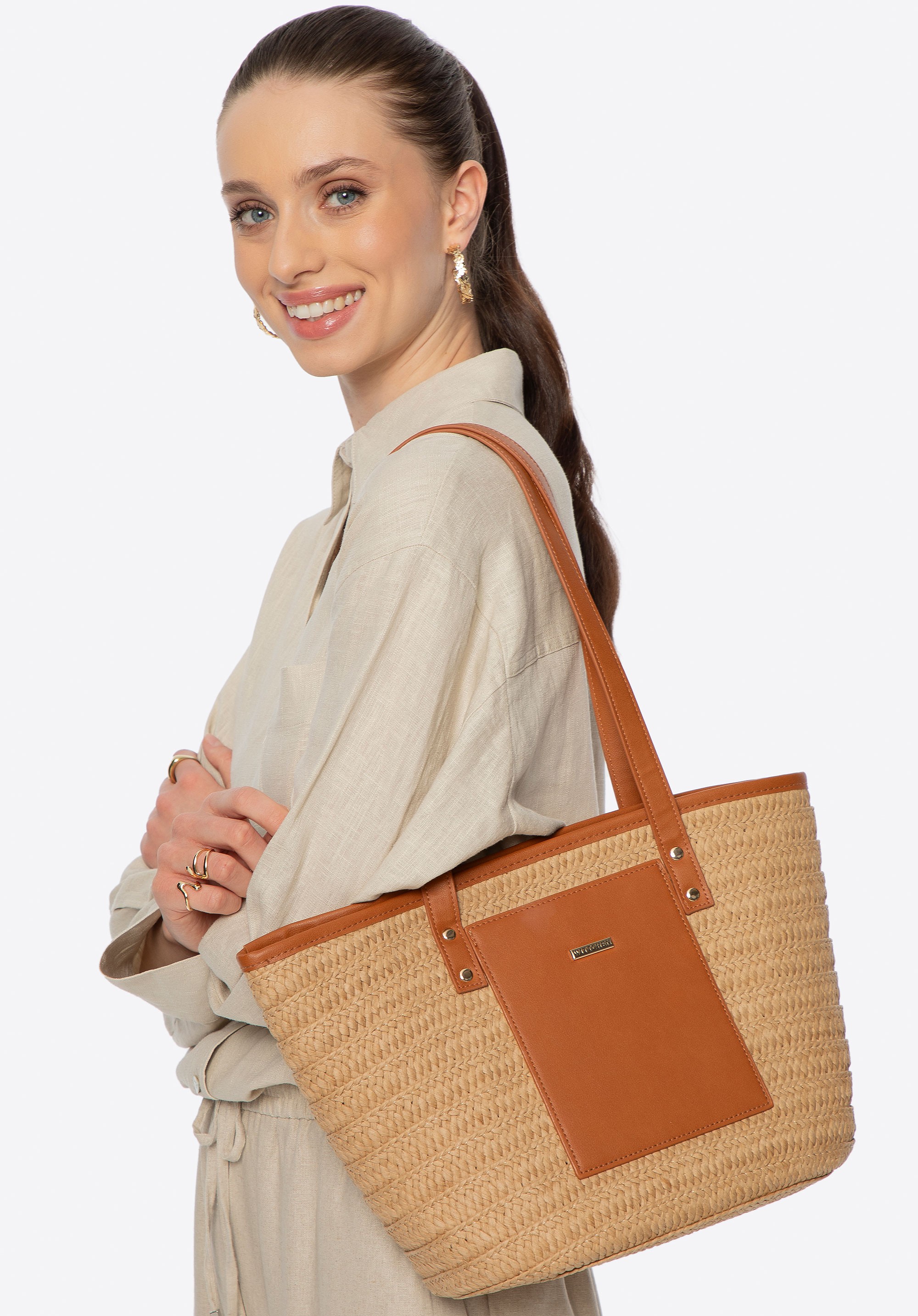 Damski pleciony koszyk z rączkami z ekoskóry beżowo - brązowy