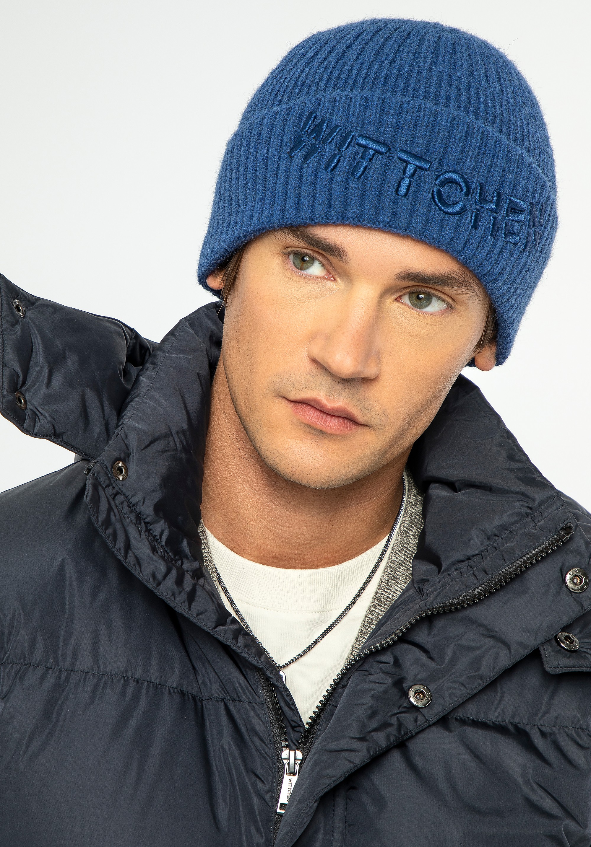 Czapka zimowa z haftowanym logo granatowa