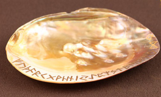 Szamańska muszla do spalania ziół z grawerowanymi runami (złotymi)