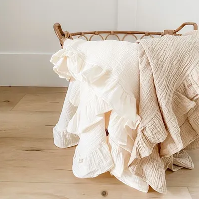 Otulacz muślinowy biały z falbanką 110x110 cm Wyprzedaż