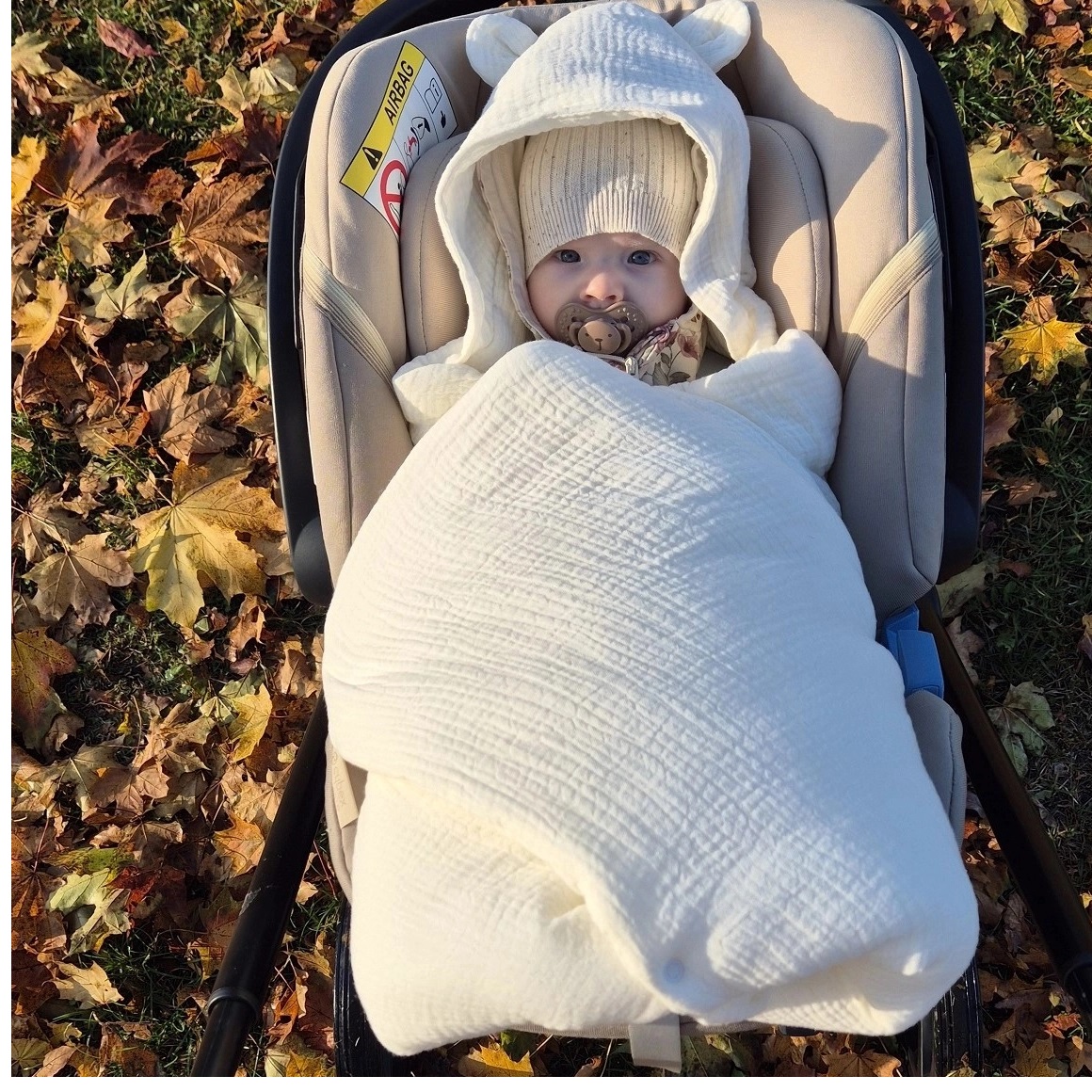 Otulacz do fotelika muślinowy ocieplany z uszkami krem IF