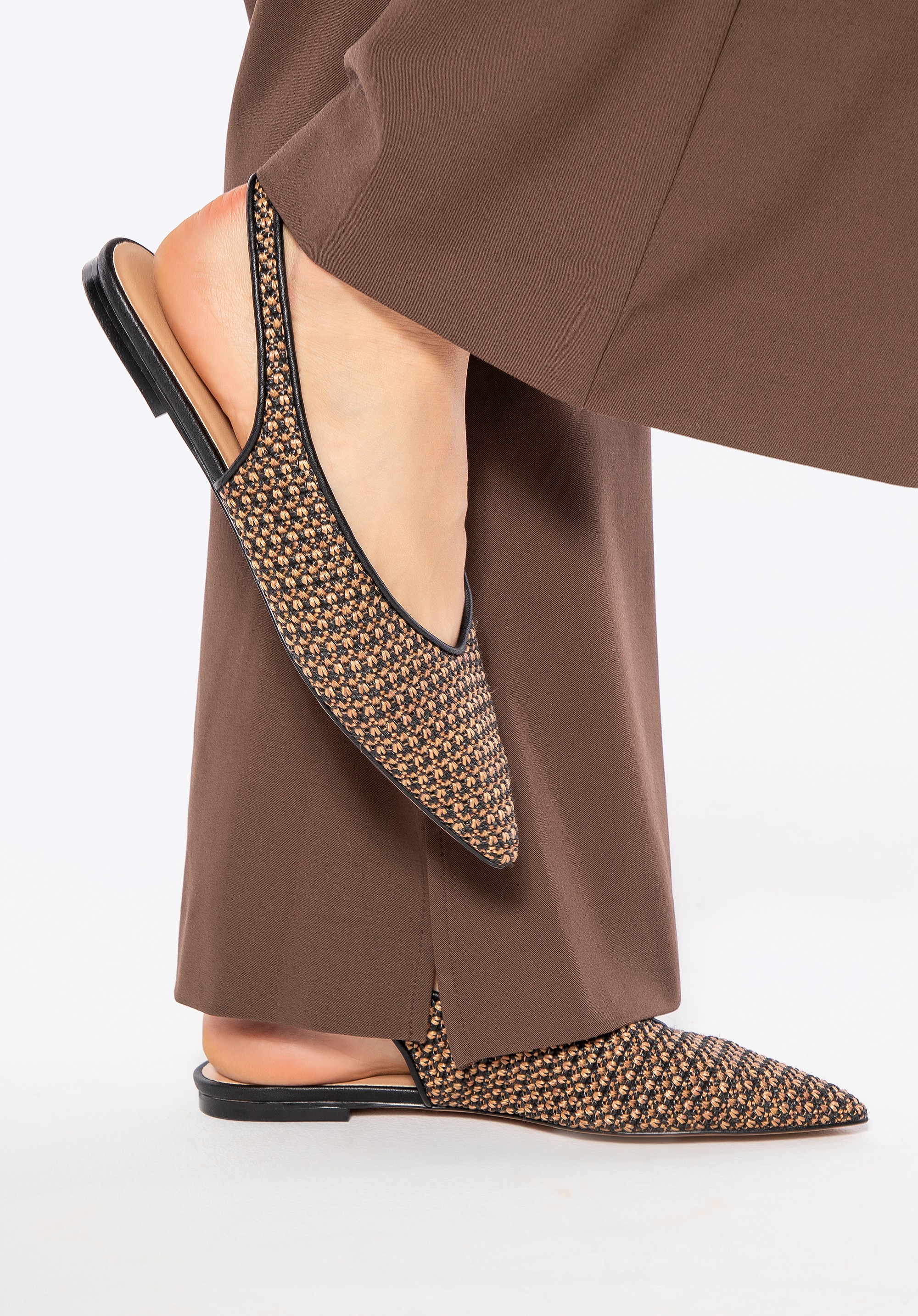 Plecione baleriny z odkrytą piętą czarno - brązowe