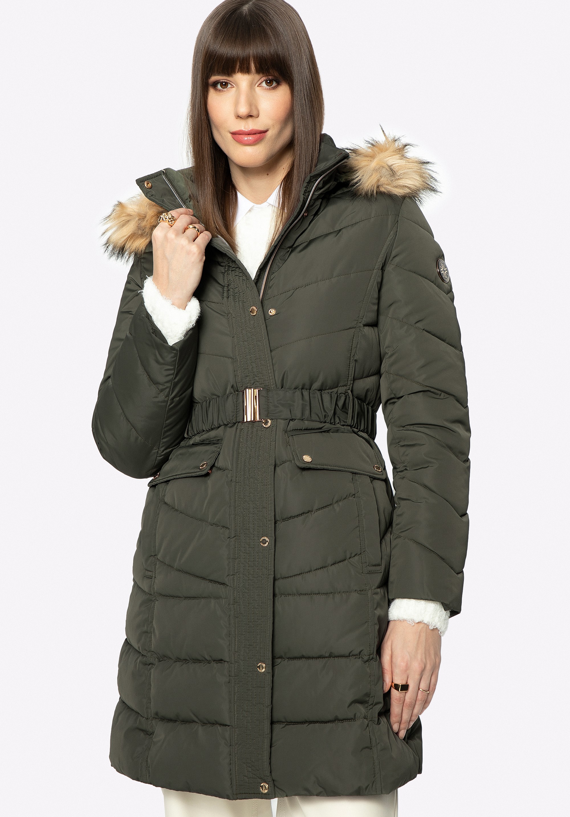 Damski płaszcz pikowany z paskiem zielony