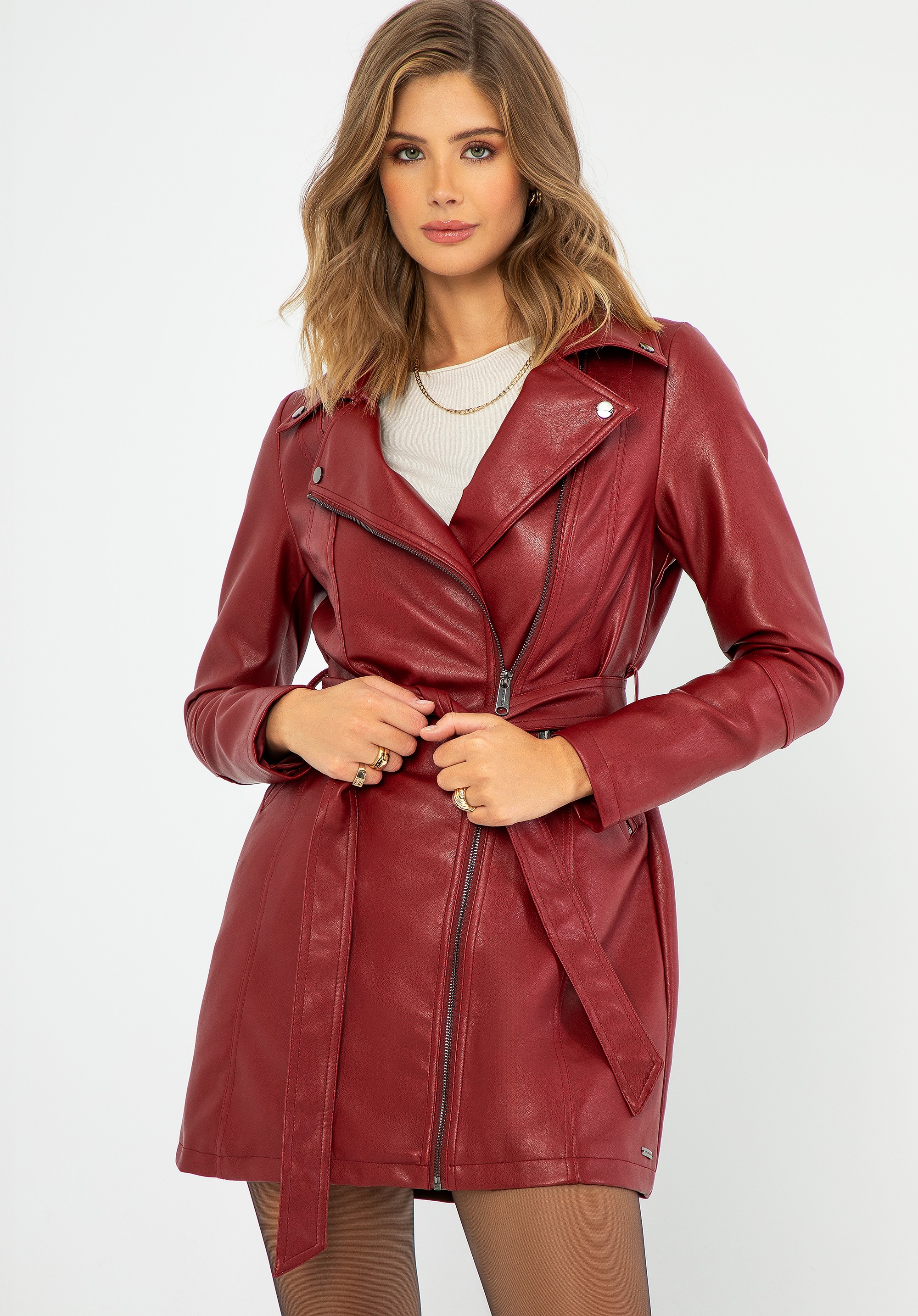 Damski płaszcz z ekoskóry dwurzędowy z paskiem czerwony