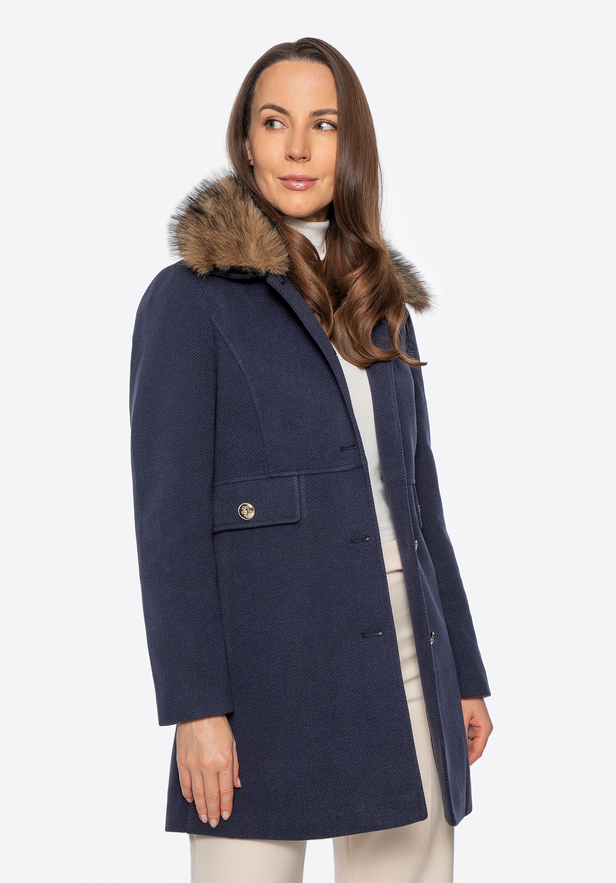 Krótki płaszcz damski z futerkowym kołnierzem granatowy