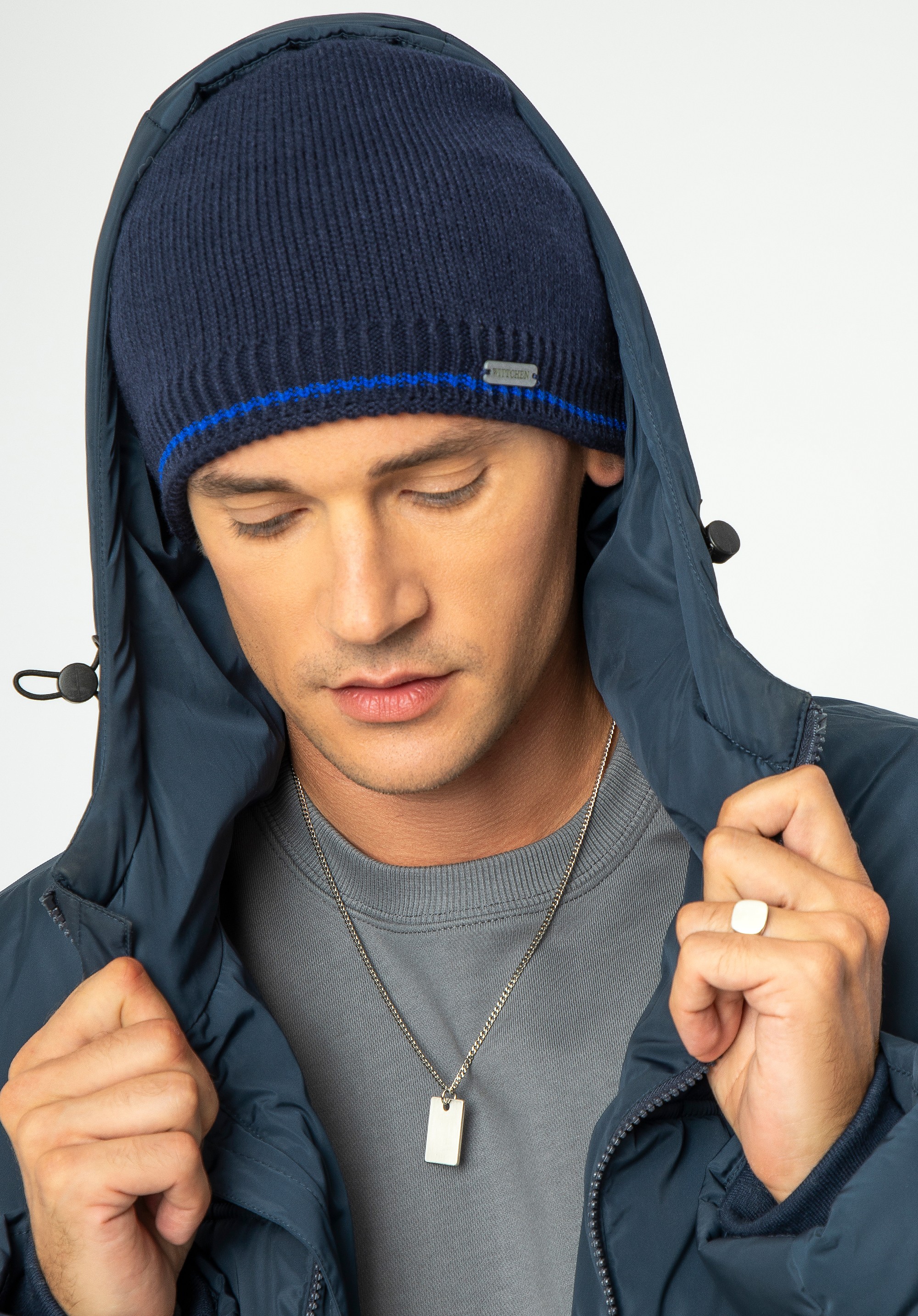 Męska czapka z kolorowym paskiem granatowa