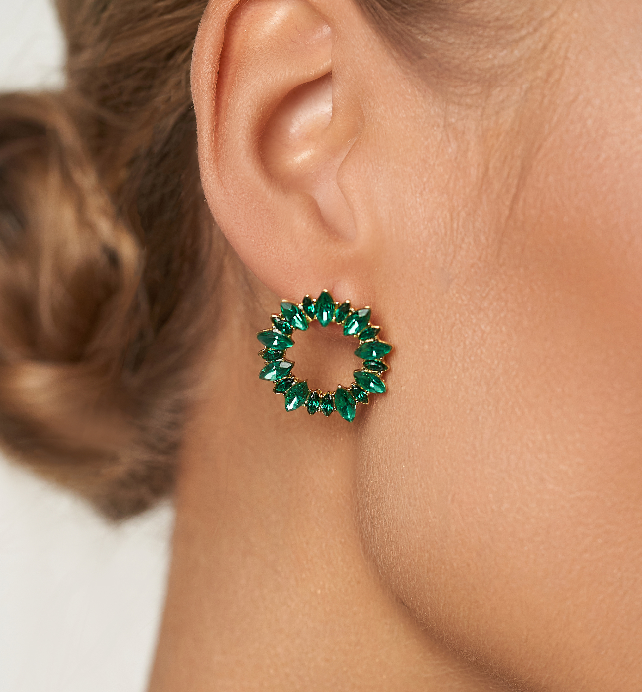 Kolczyki okrągłe z zielonymi kryształkami Junko - By Dziubeka