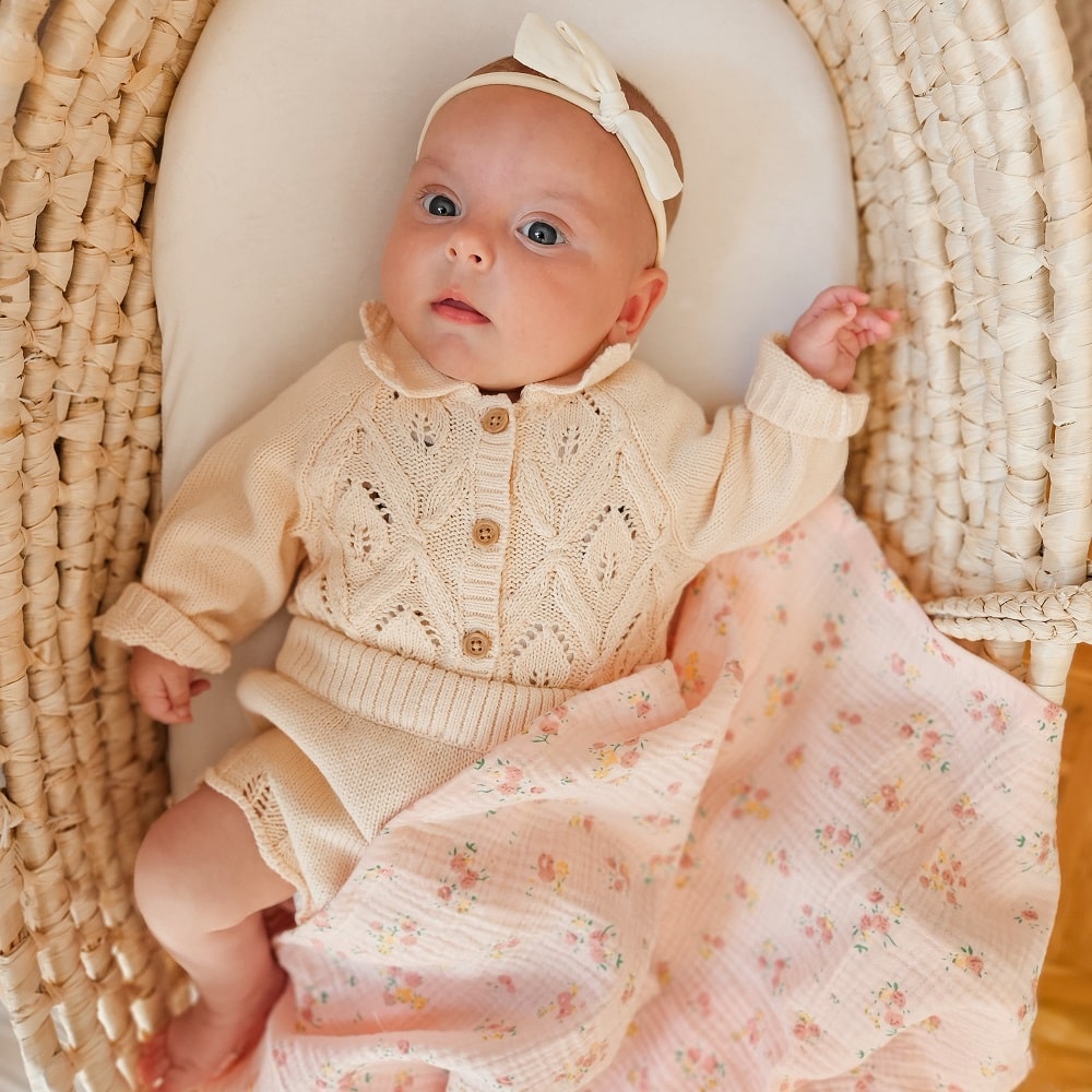 Otulacz muślinowy różyczki różowy NS