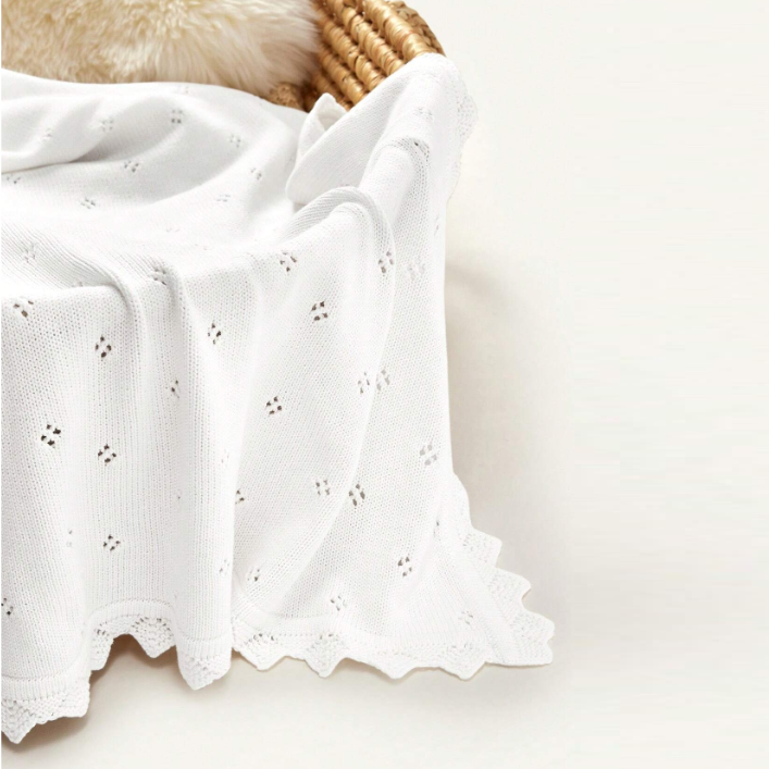 Kocyk ażurkowy biały z falbanką NS