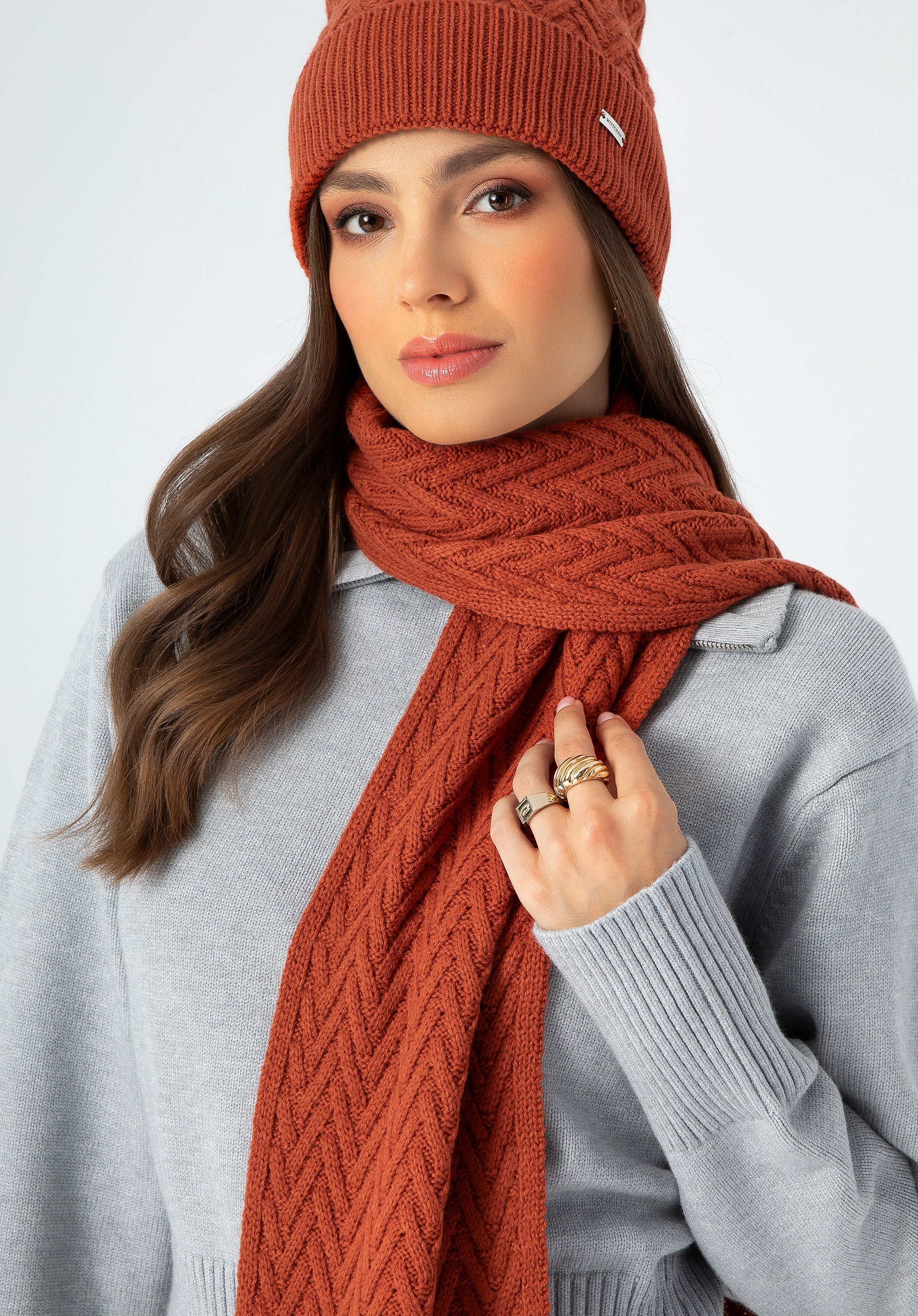 Damski szalik o splocie w jodełkę ceglasty