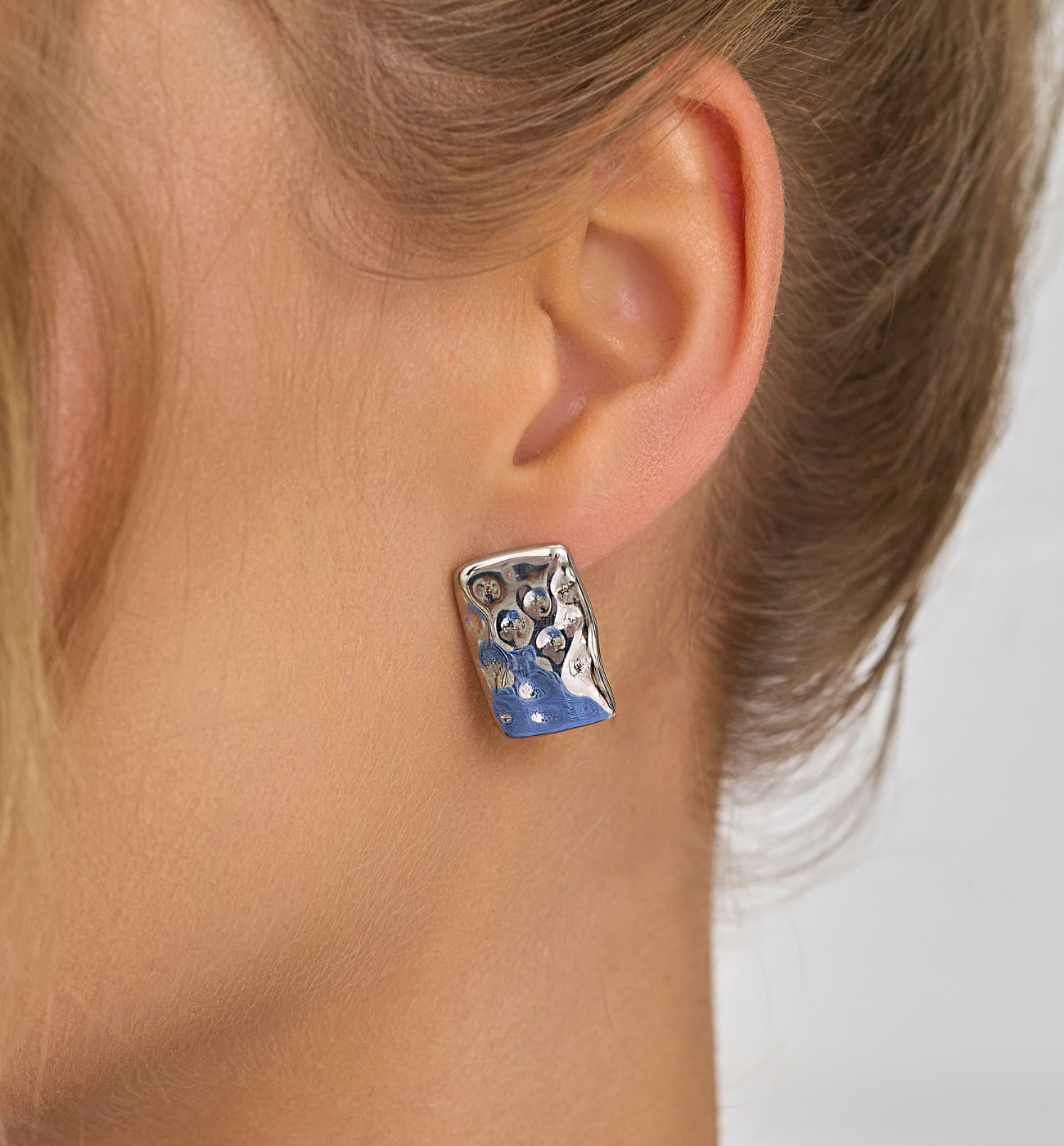 Kolczyki prostokątne gniecione srebrne średnie KSA1789