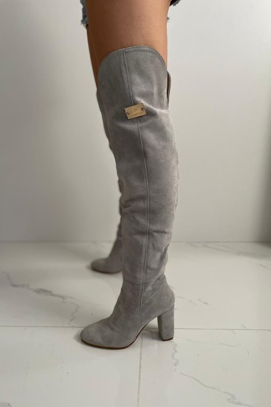 Szare wysokie kozaki na słupku