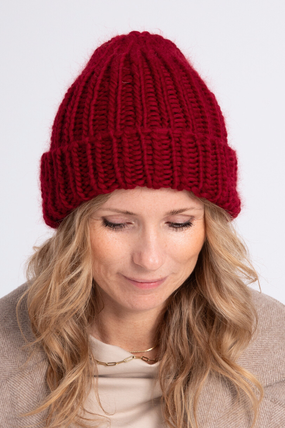 Lillow - Wełniana czapka, ręcznie robiona - wino - Uszyto w Polsce