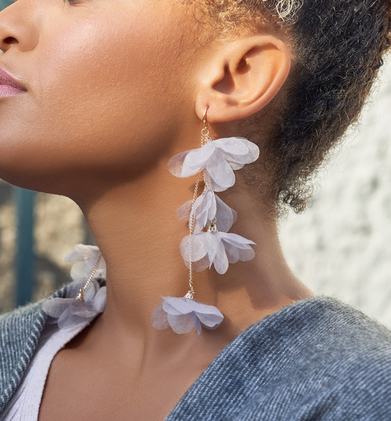 Kolczyki kwiaty z szyfonu szare Polly - By Dziubeka