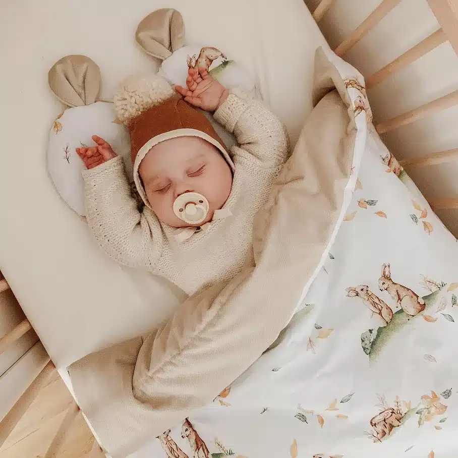 Koc+ poduszka miś Zajączki i velvet beżowy BW