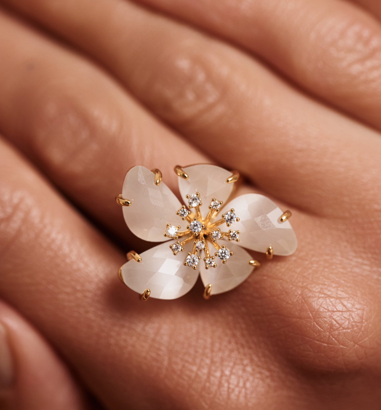 Pierścionek z białym kwiatem PSS0179 - By Dziubeka