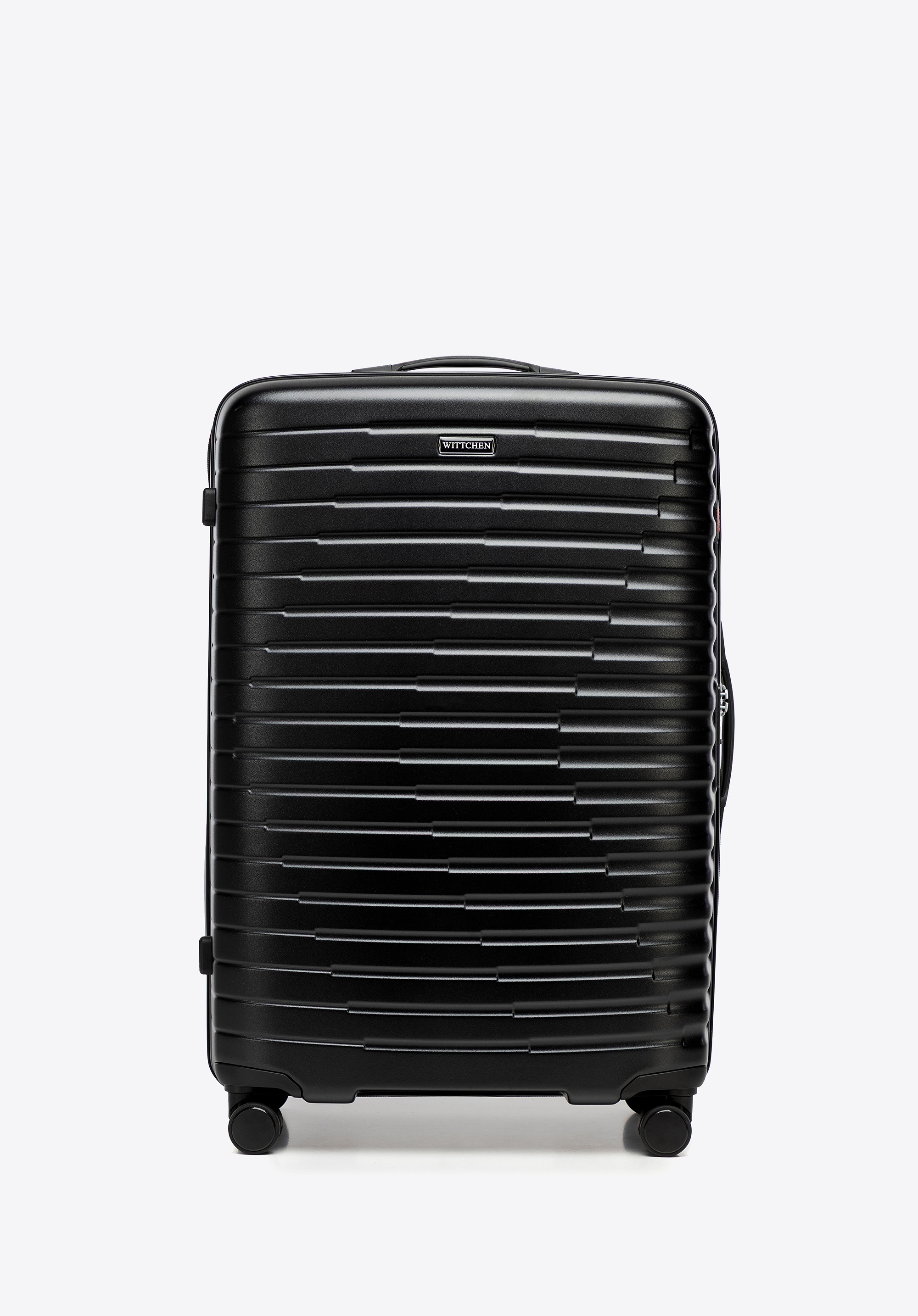 Duża walizka z polikarbonu w poziome żebrowanie czarna