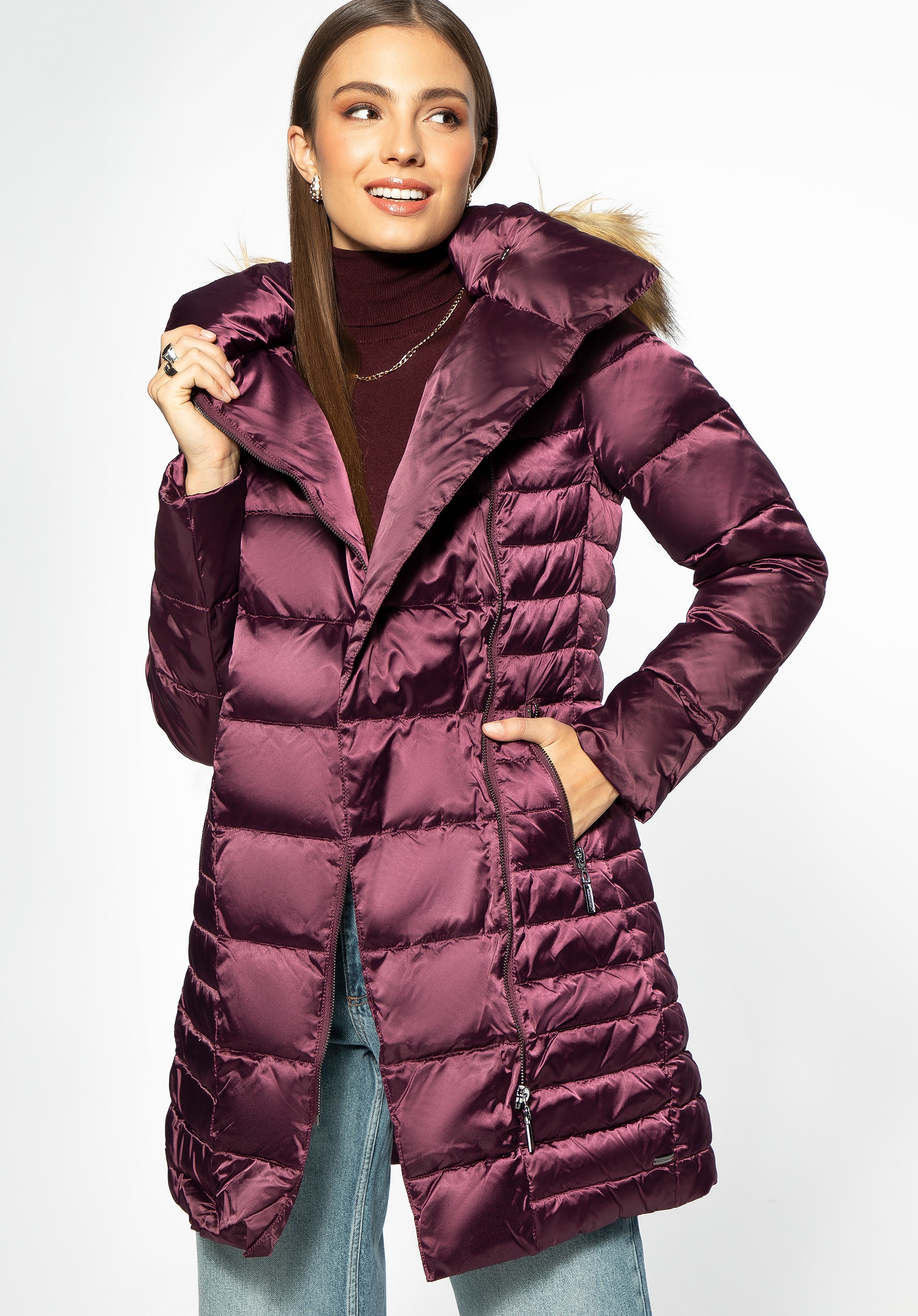 Damska kurtka puchowa z asymetrycznym zapięciem fioletowa