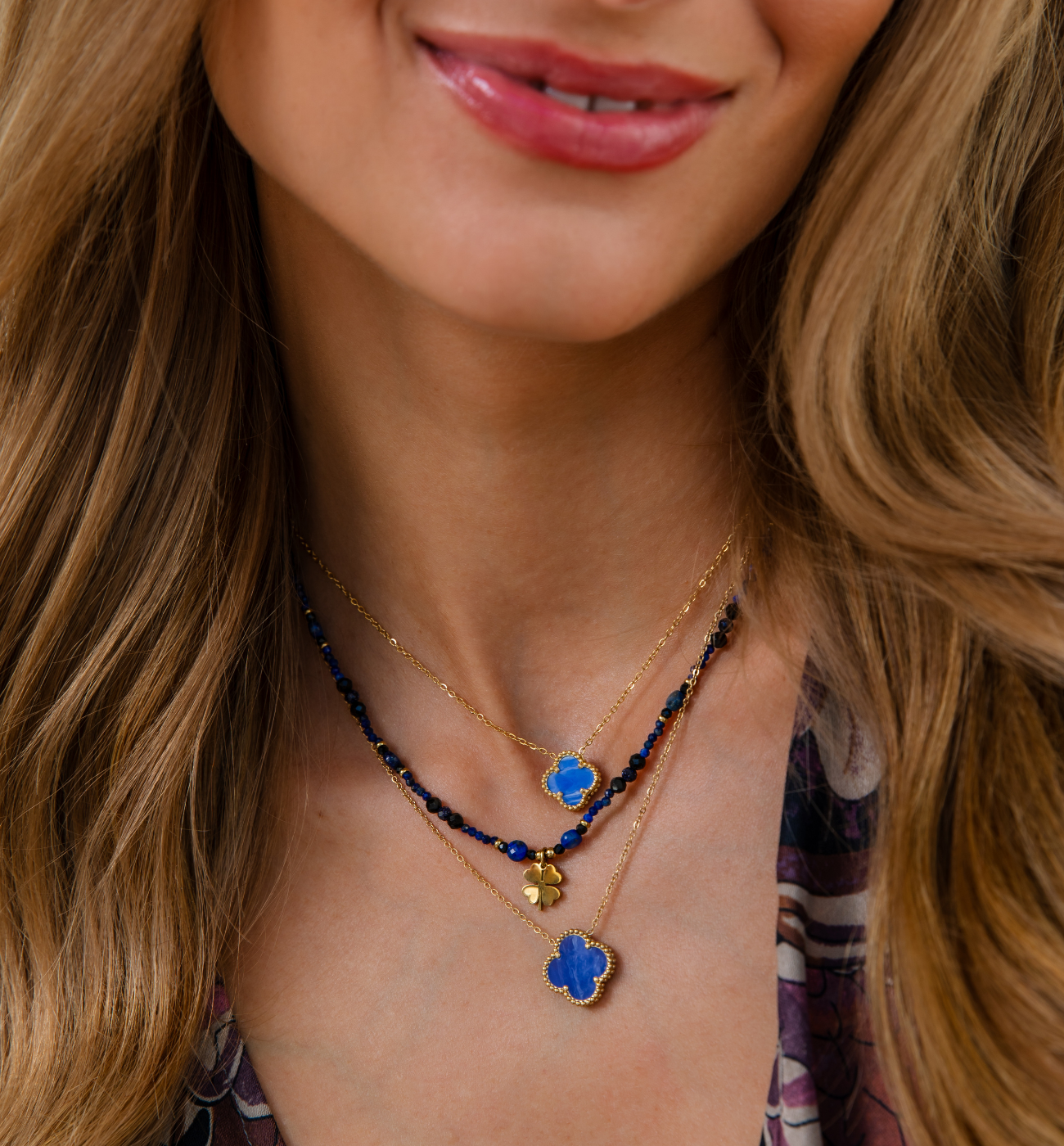 Naszyjnik z niebieską koniczynką NSY0251 - By Dziubeka