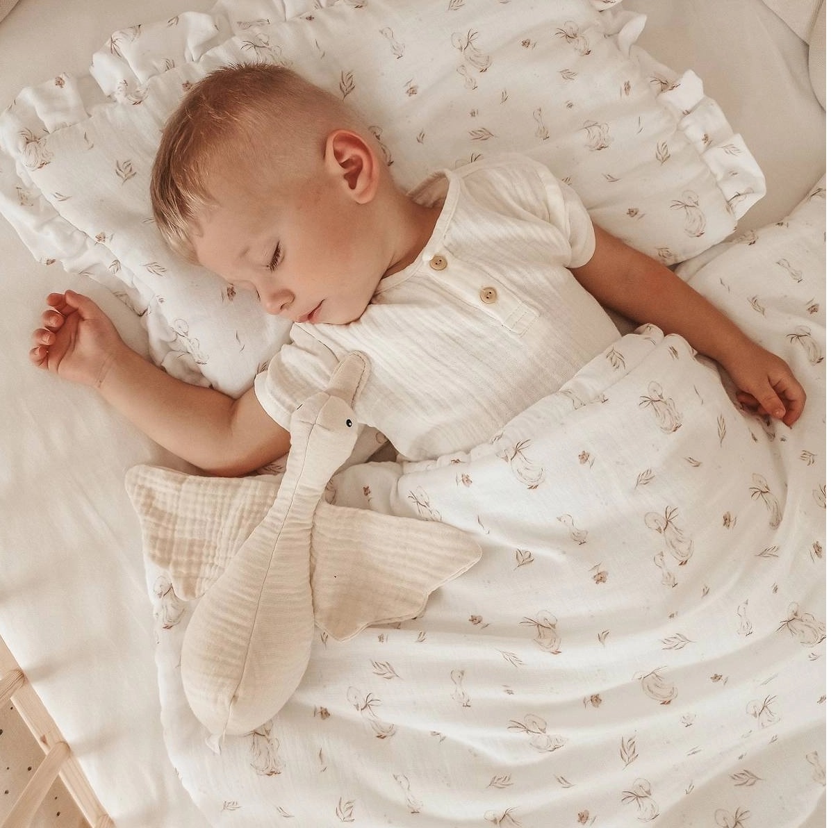 Komplet pościeli muślinowej z falbanką i wypełnieniem Mommy Goose 120x90 cm IF