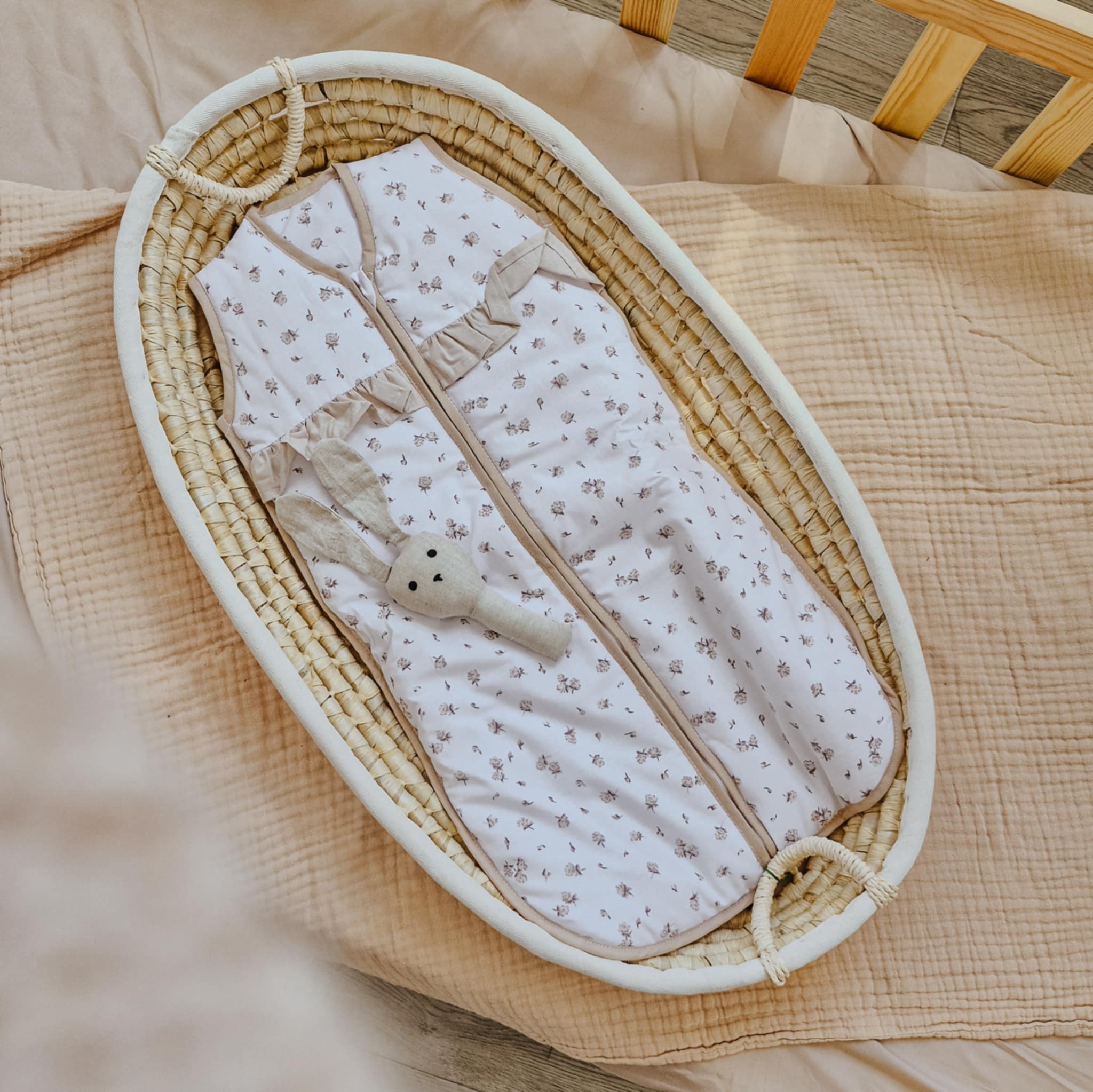 Ocieplany śpiworek do spania Różyczki z beżową falbanką BW