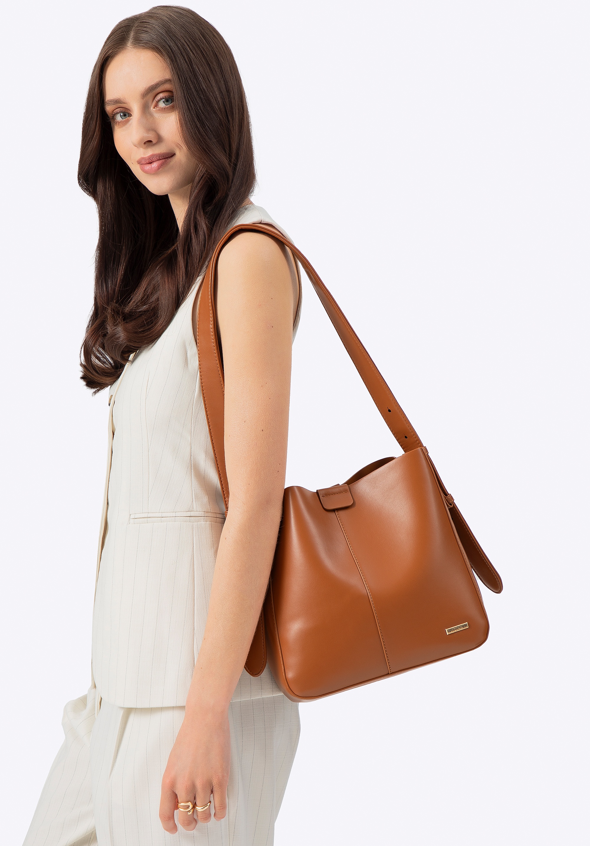 Damska torebka worek z imitacji skóry brązowa