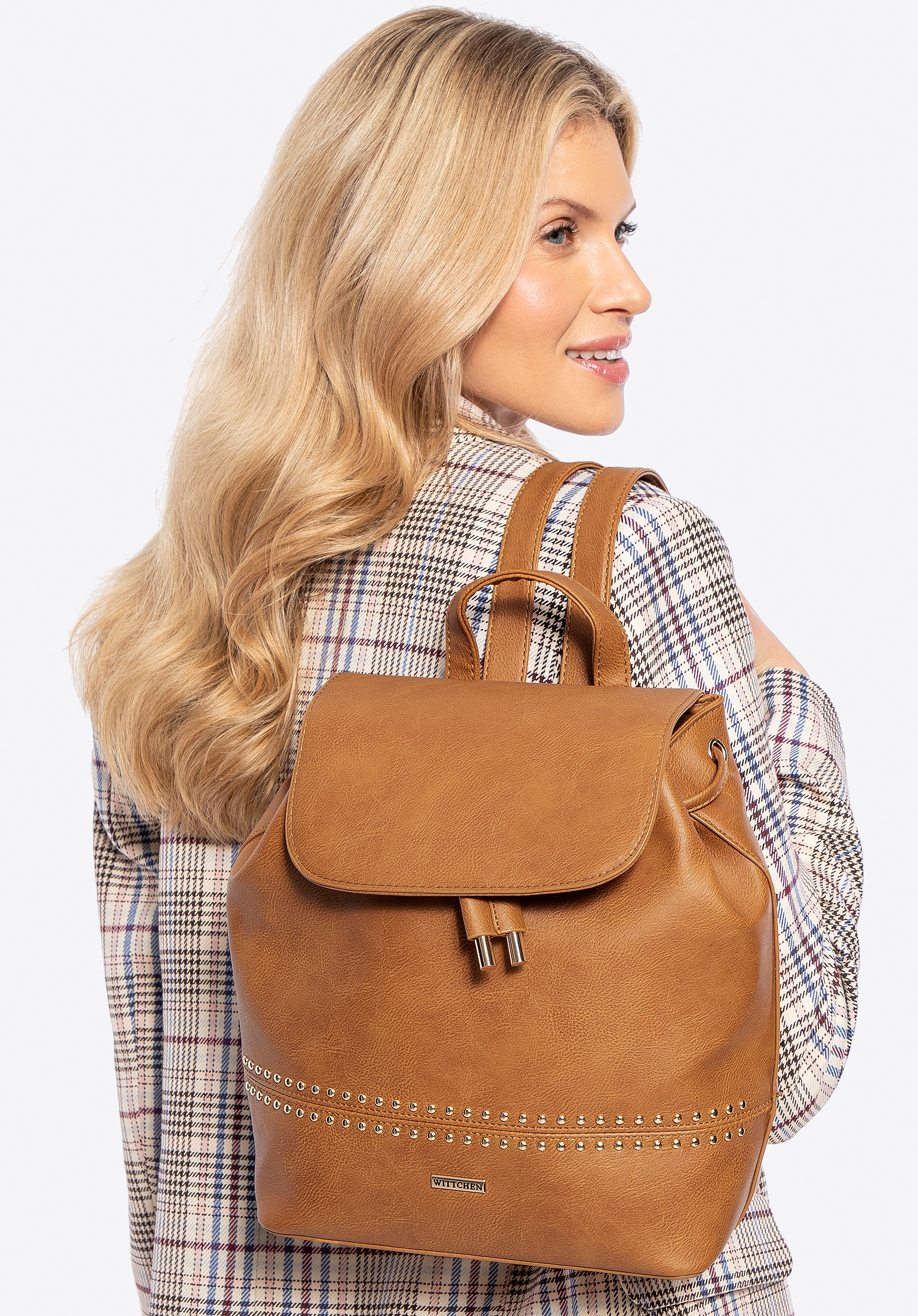 Damski plecak z imitacji skóry z nitami brązowy