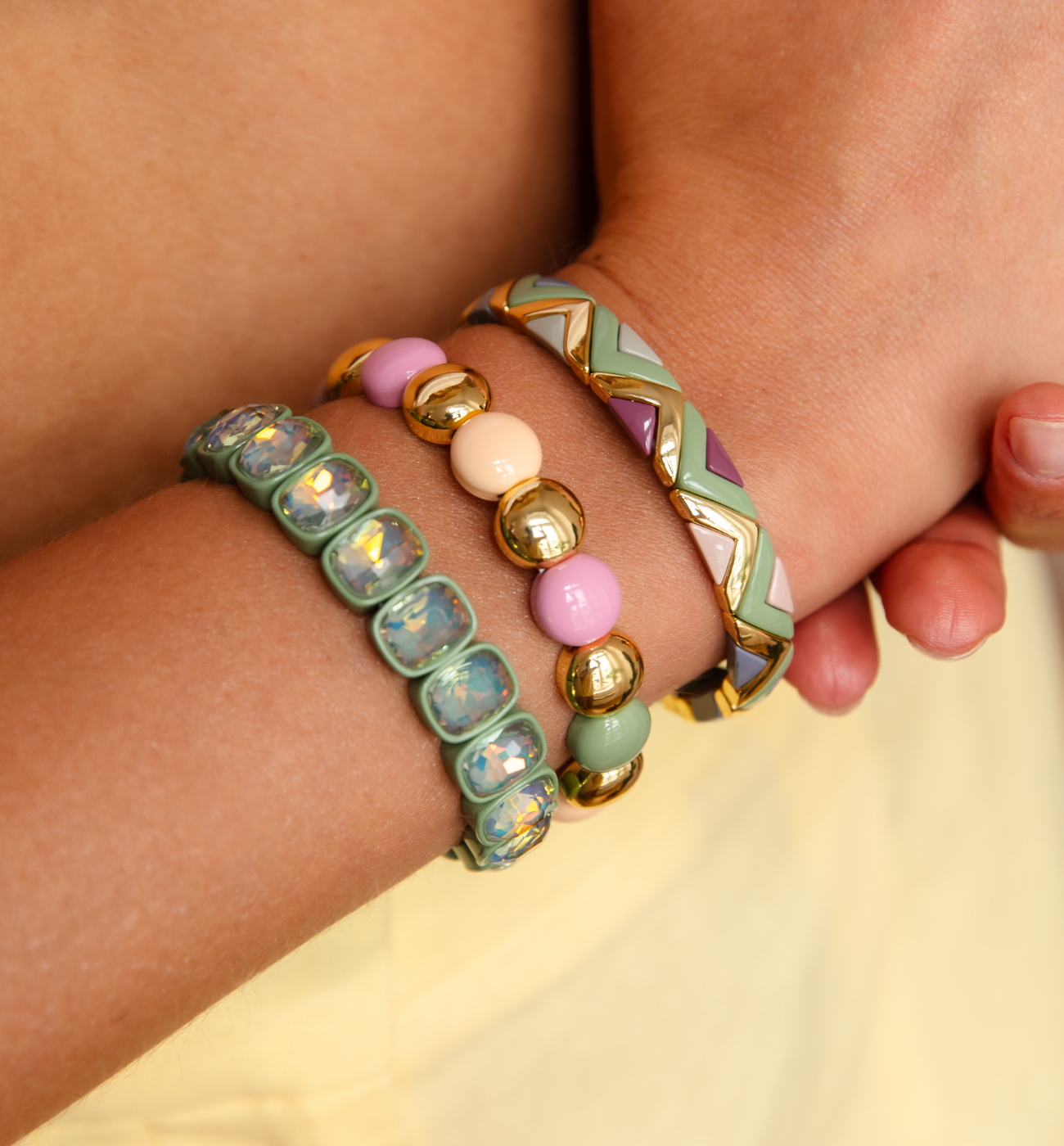 Zestaw bransoletek w odcieniach zieleni i różu Z0540