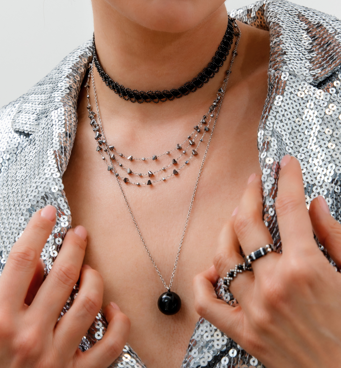 Zestaw czarnych i srebrnych naszyjników Z0320