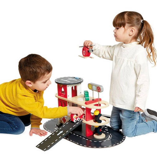 Janod, Drewniana remiza strażacka z 5 akcesoriami Bolid 2+