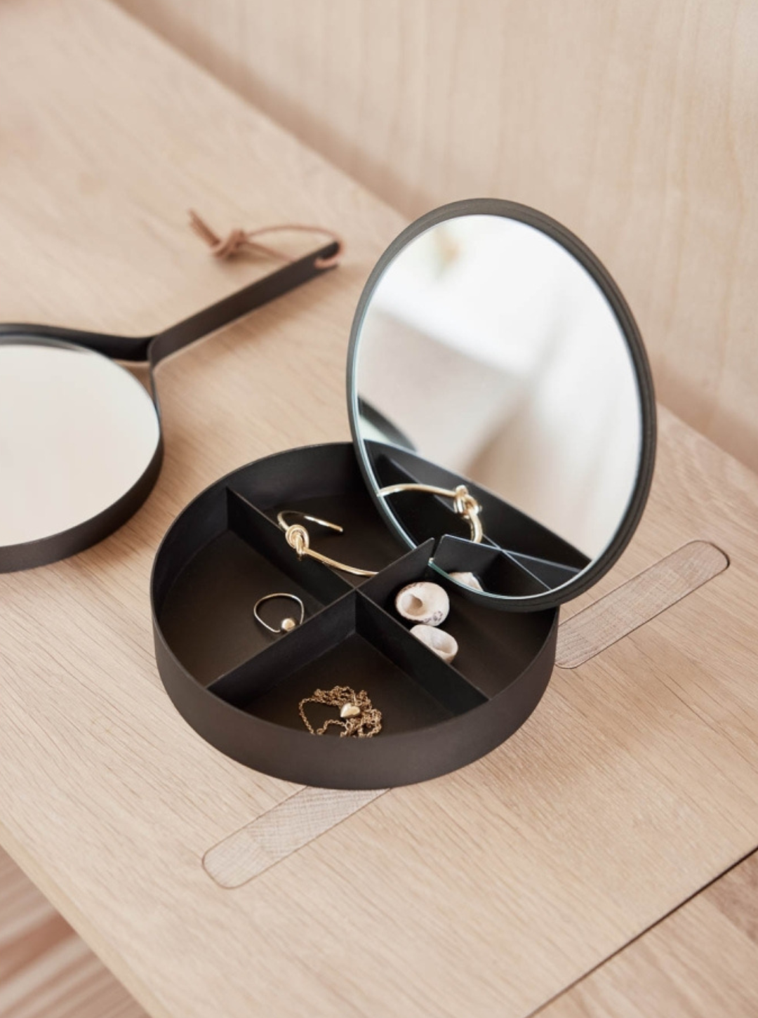 Pudełko na biżuterię Mira Browned Brass OYOY Living