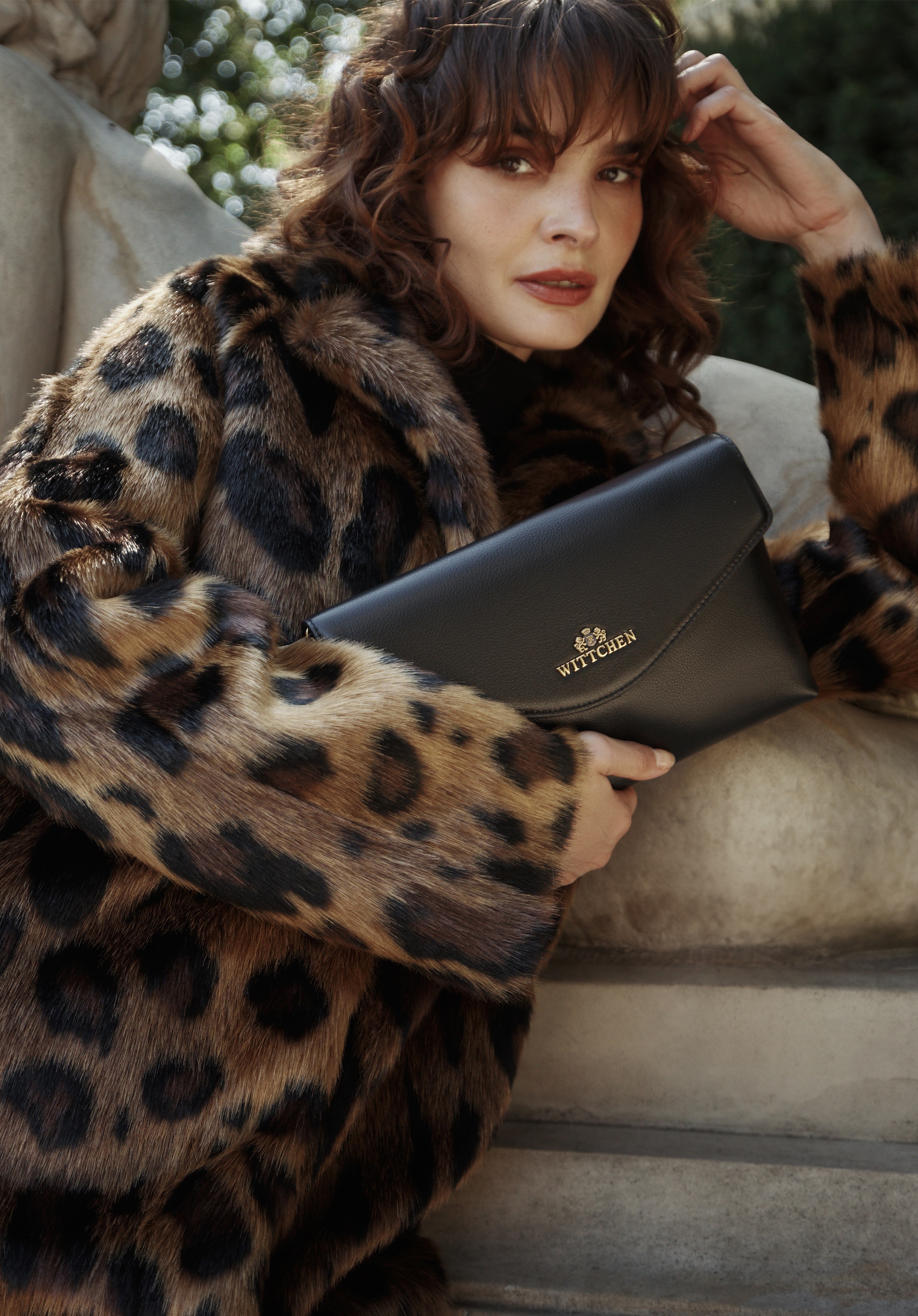 Listonoszka ze skóry naturalnej z trójkątną klapą czarna