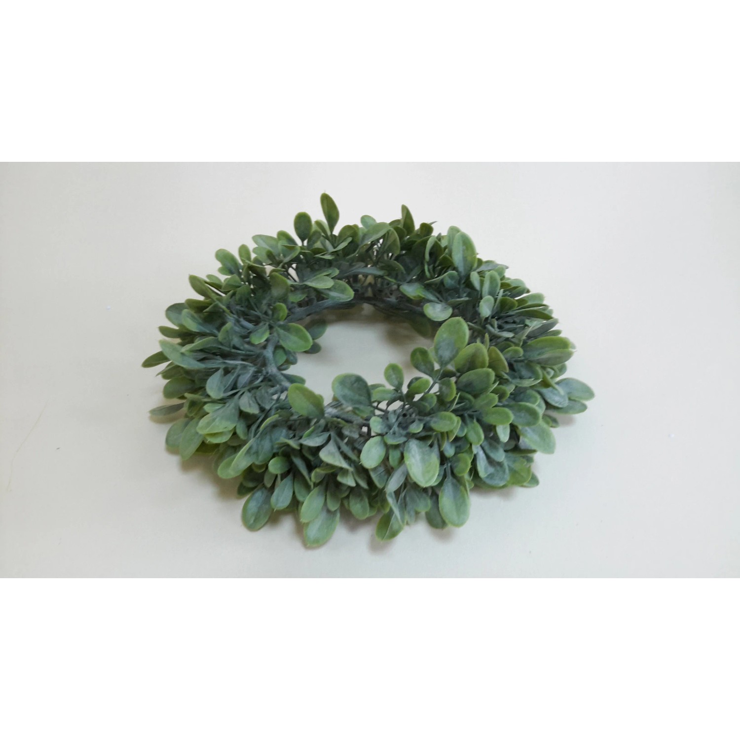 Wianek sztuczny ozdobny - 22 cm