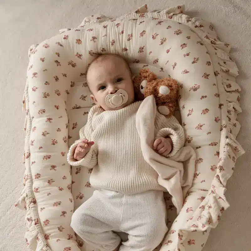 Kokon niemowlęcy muślinowy Pudrowe Kwiatuszki z falbanką