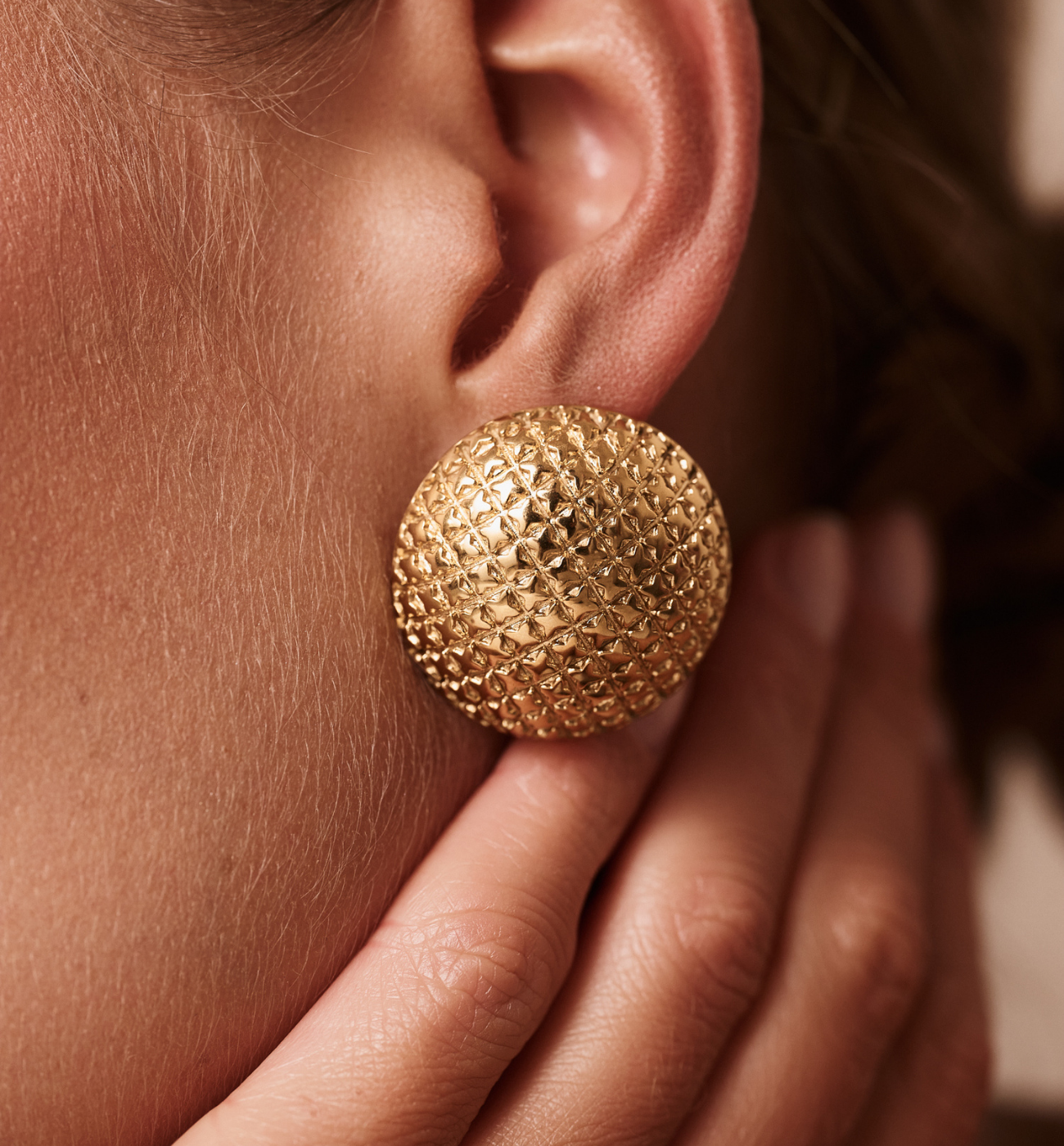 Kolczyki okrągłe fakturowane złote KSY0396 - By Dziubeka