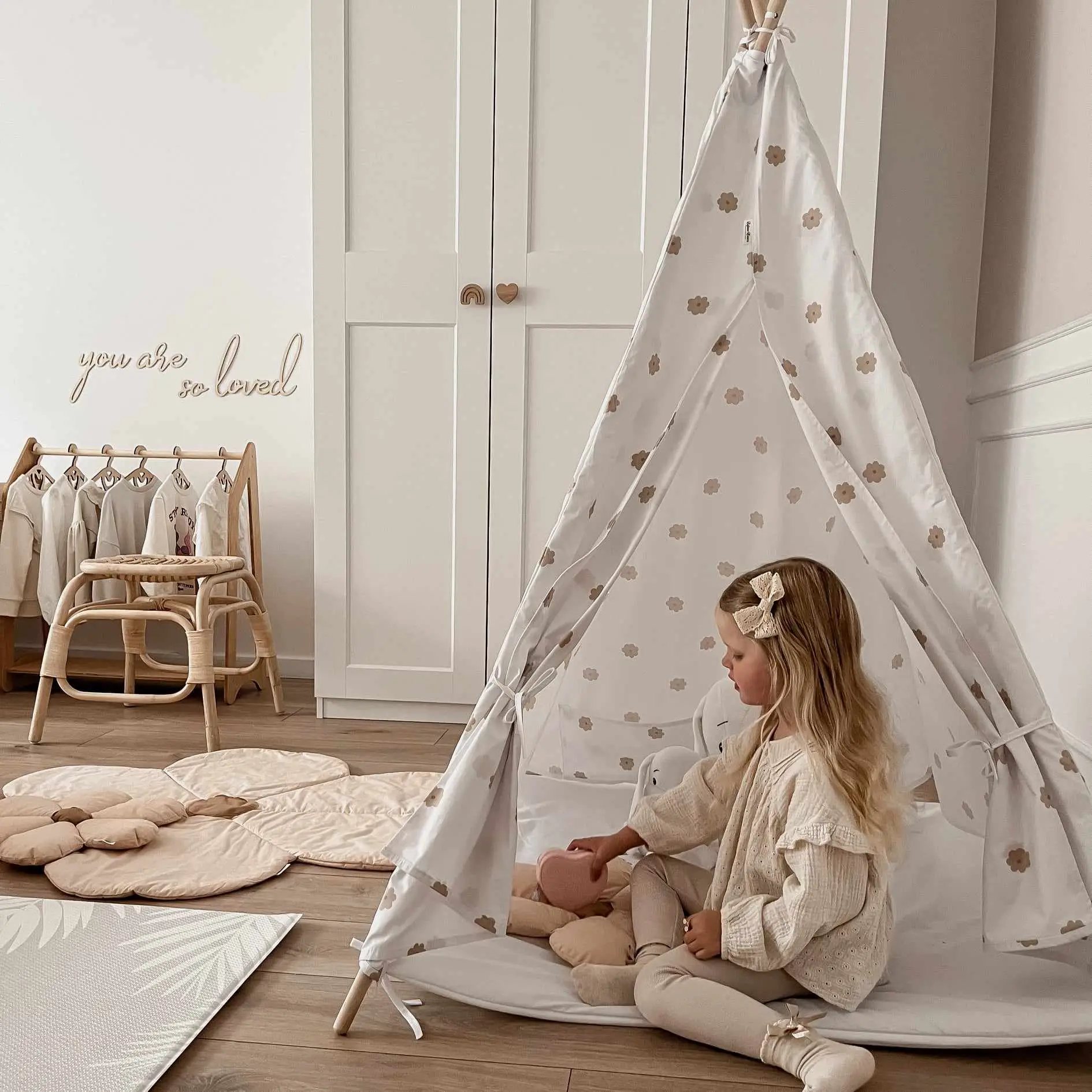 Namiot tipi Daisy z białą matą i wiązaniami BW