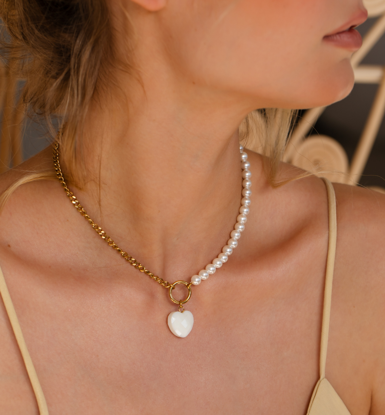 Naszyjnik z białymi perłami i sercem - By Dziubeka