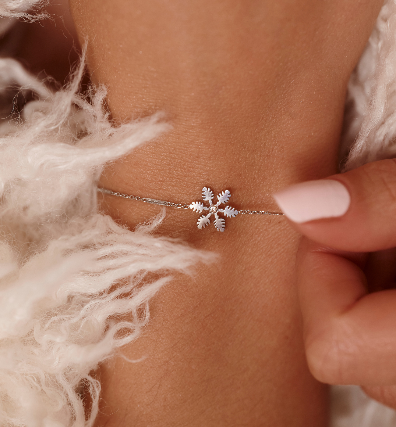 Bransoletka srebrna z zawieszką w kształcie śnieżynki BSY0525 - By Dziubeka