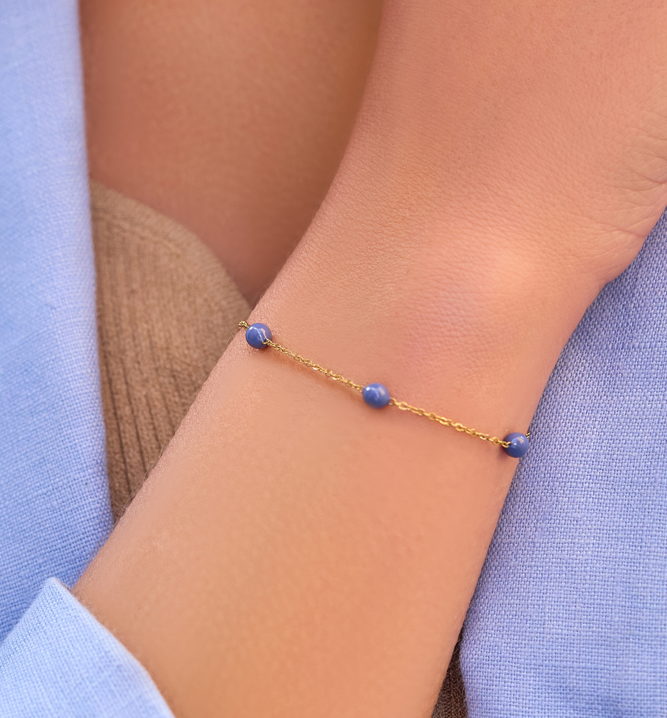 Bransoletka z kuleczkami z niebieską emalią Chillin - By Dziubeka