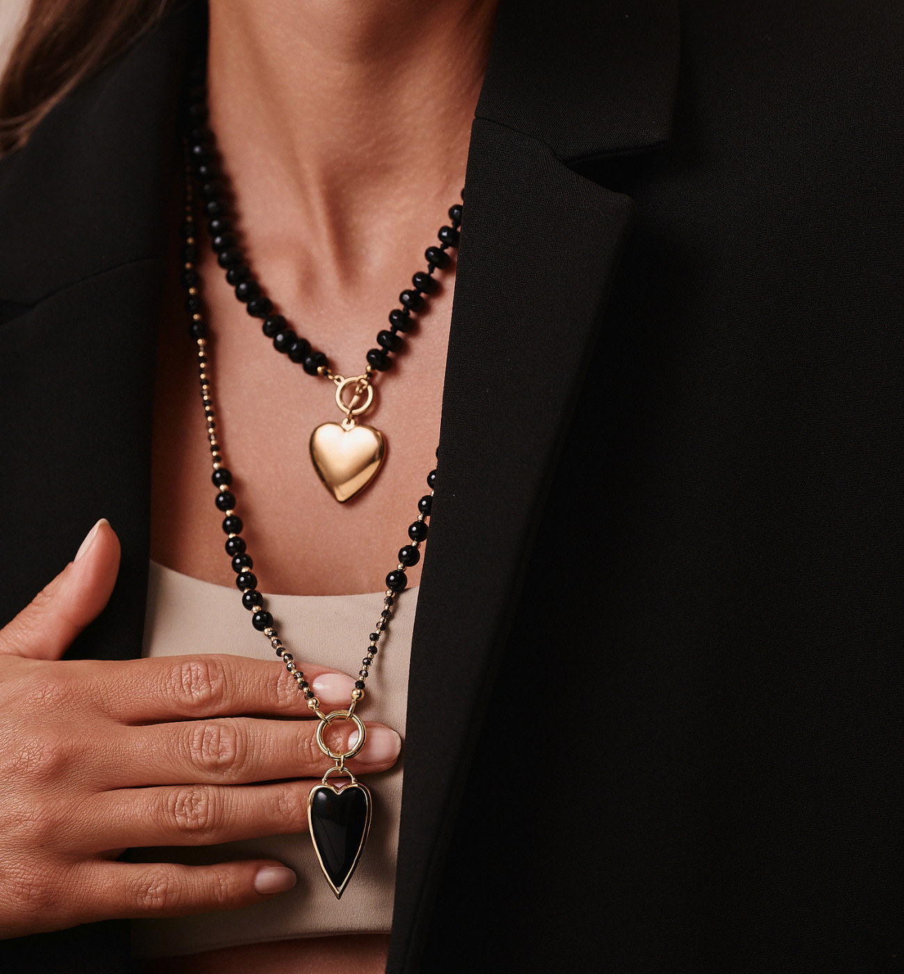 Zestaw naszyjników z czarnych kamieni i złotych serc ZN0012 - By Dziubeka