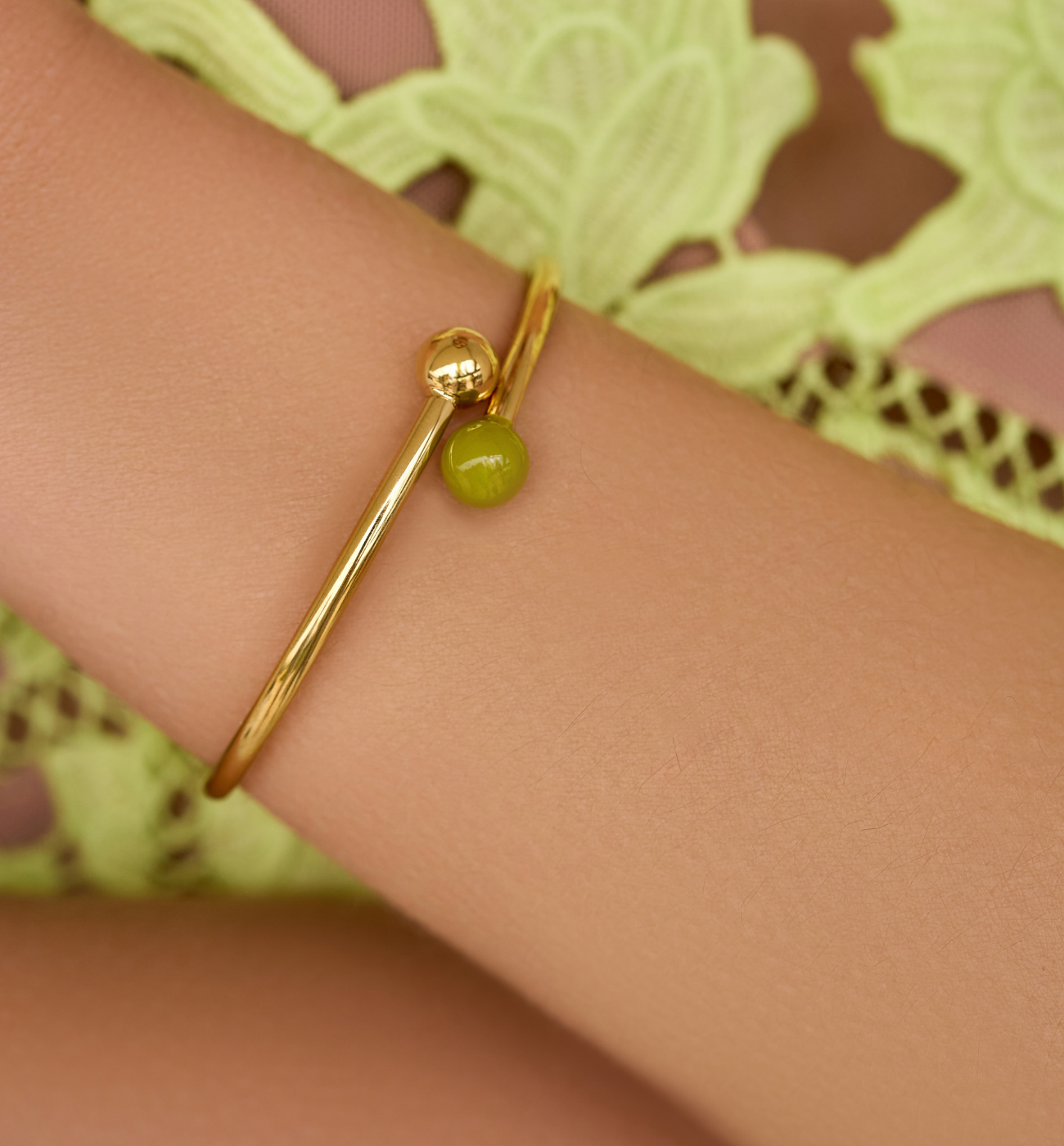 Bransoletka obręcz z emaliowaną kulką Tissia - By Dziubeka