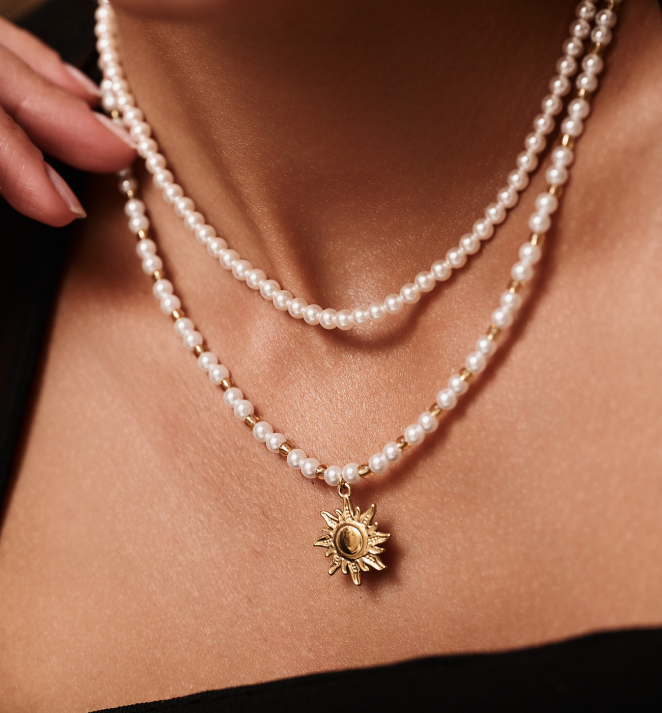 Naszyjnik z perełkami i zawieszką w kształcie słońca NSY0578 - By Dziubeka