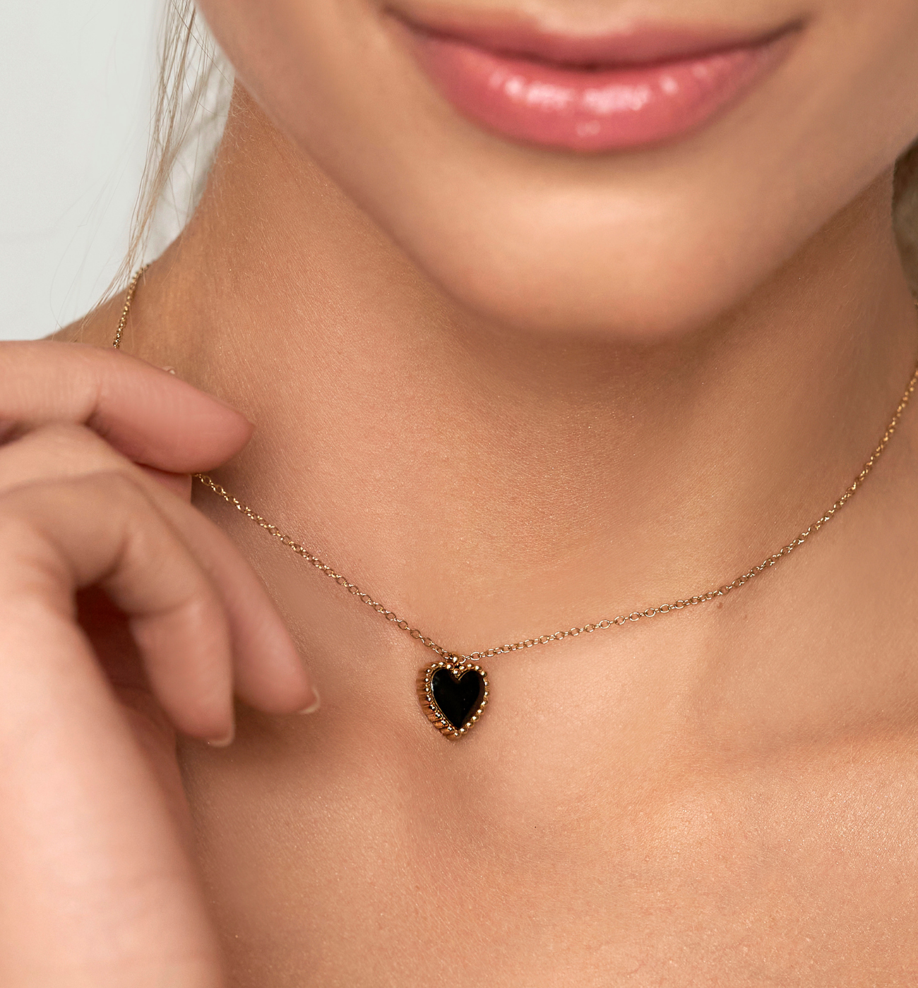 Naszyjnik złoty z sercem i czarną emalią Enamel Heart - By Dziubeka