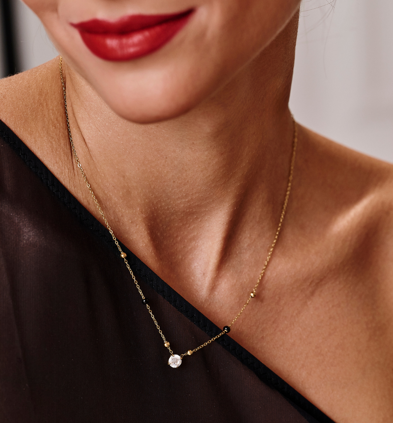 Naszyjnik z cyrkonią i czarnymi akcentami NSY0629 - By Dziubeka