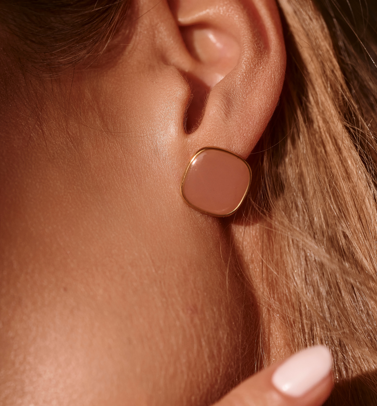 Kolczyki kwadratowe pozłacane z karmelową emalią KSY0362