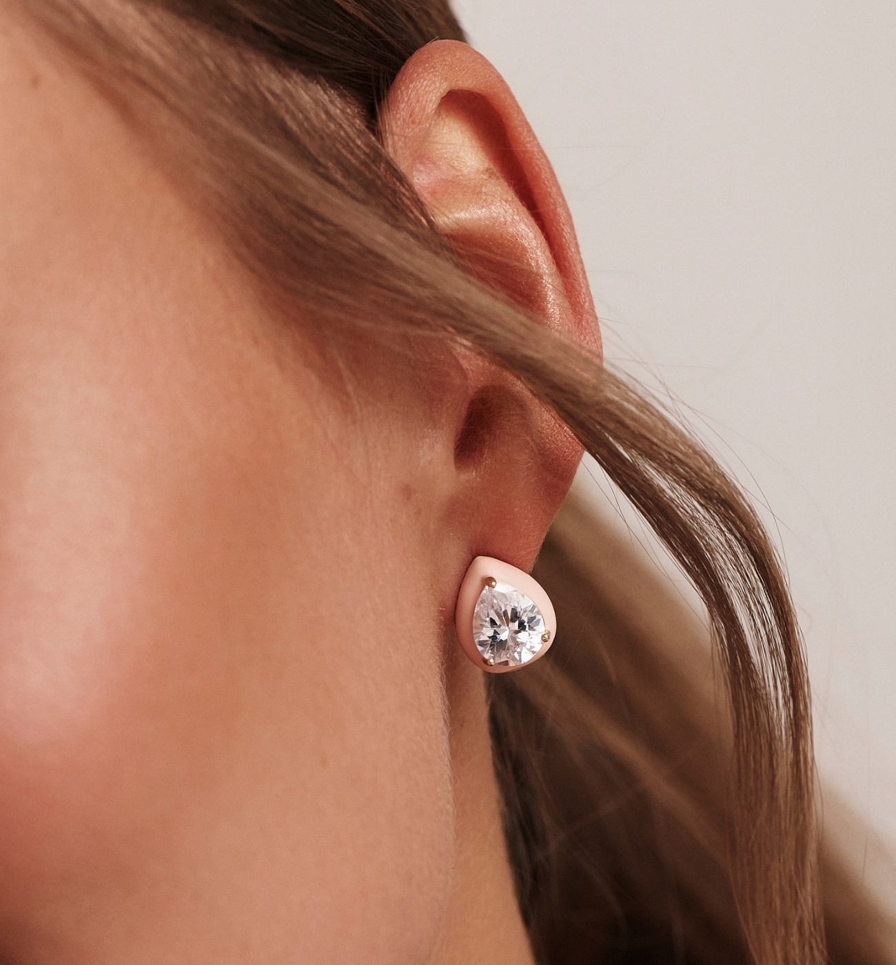 Kolczyki złote z różową emalią i cyrkonią KLU0108