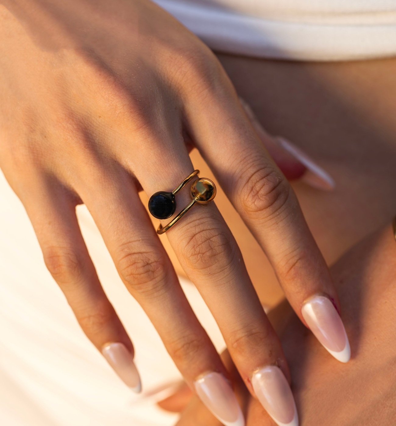 Pierścionek złoty z kulkami i czarną emalią Enamel Balls PSA0587