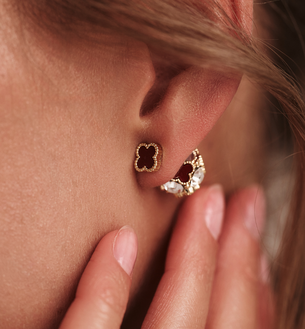 Kolczyki złote kulki z bordowymi koniczynkami i cyrkoniami KLU0116 - By Dziubeka